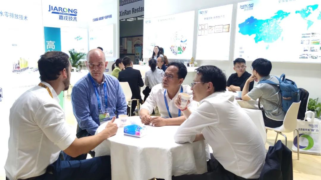 拼搏体育董事长董正军与客户交谈 拼搏体育董事长董正军与客户交谈