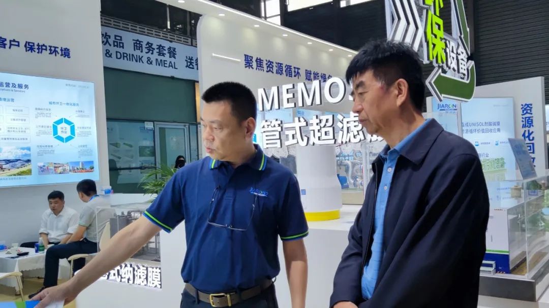 拼搏体育总经理蒋林煜与客户交谈 拼搏体育总经理蒋林煜与客户交谈