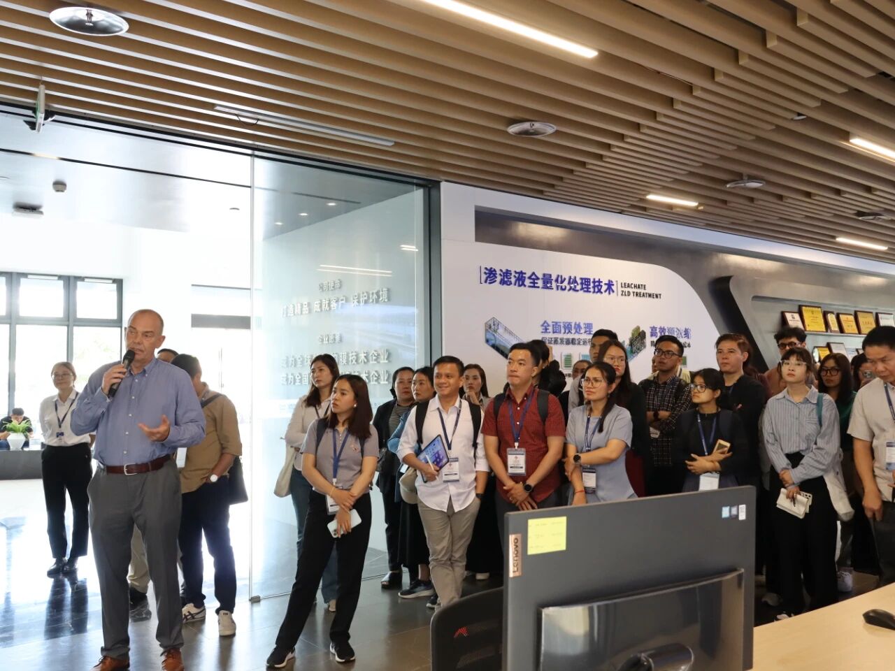 参观拼搏体育展厅